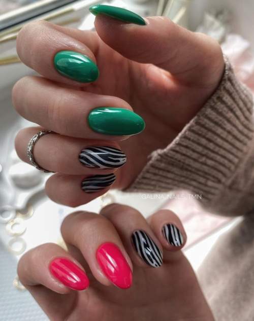 Photo du design des ongles verts à la mode 2022: nouvelle manucure