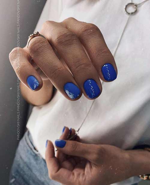 Ongles courts bleu manucure