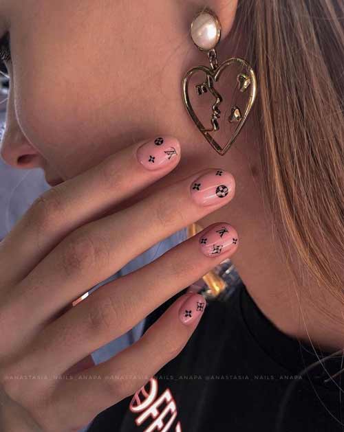 Manucure nude pour ongles très courts