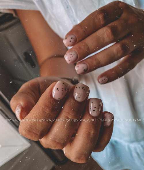 Manucure avec un top décoratif 