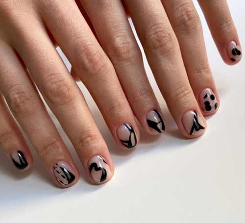 Dessins noirs sur les ongles courts