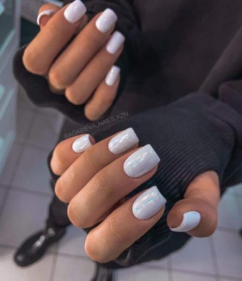 Ongles blancs avec feuille