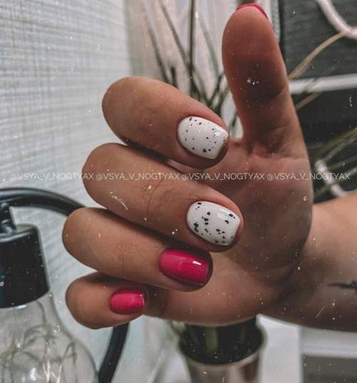 Blanc avec manucure rouge