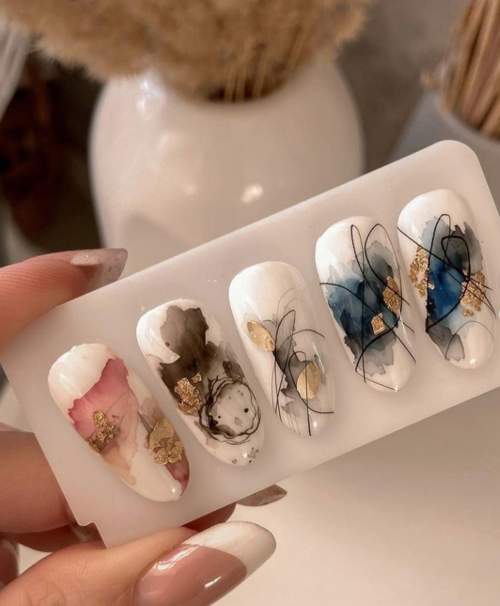 Manucure aquarelle sur une surface blanche