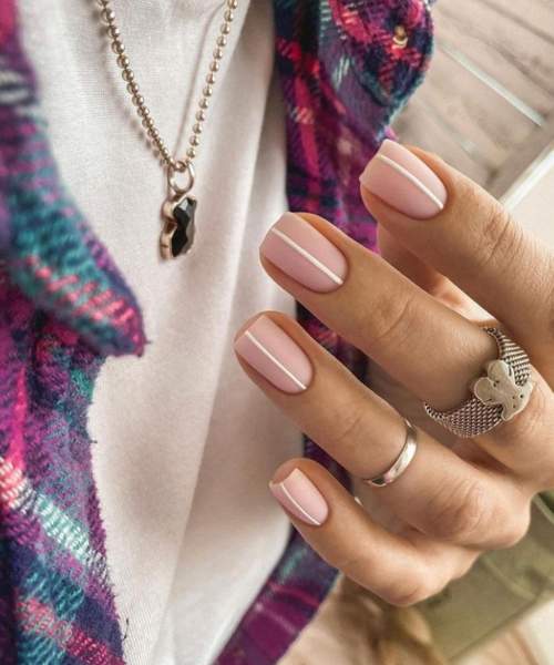 Manucure rayures blanches