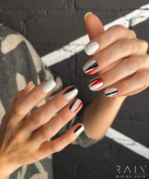 Ongles blancs à rayures colorées