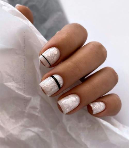 Rayures noires sur les ongles blancs