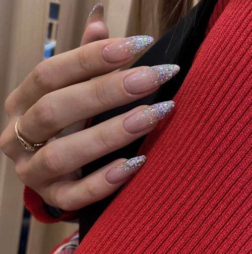 Ongles longs avec des paillettes