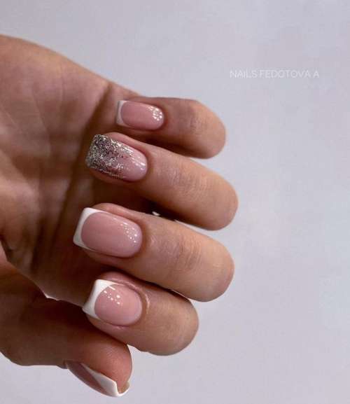 Paillettes sur les ongles français