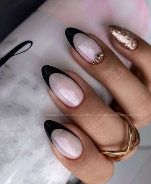 Strass français sur un ongle