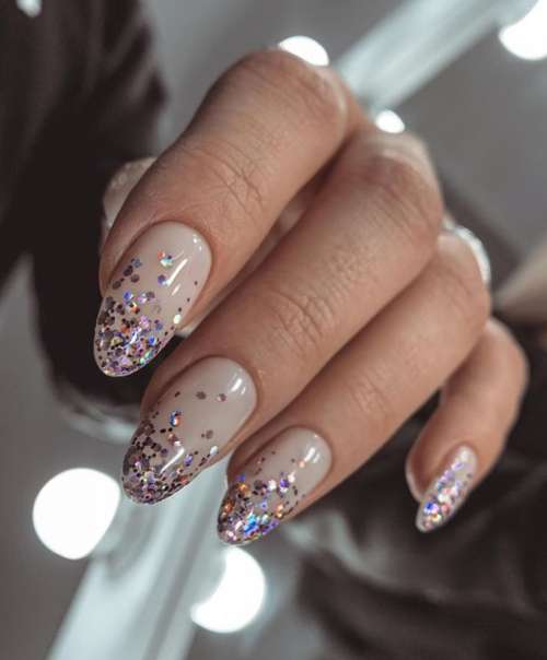 Manucure paillettes beige nouvel an