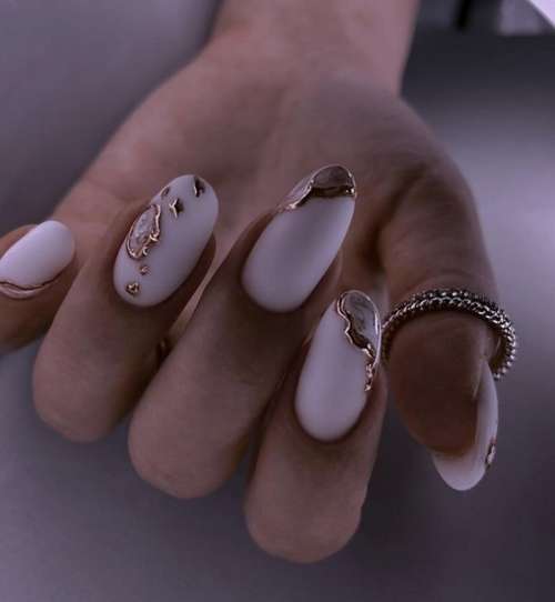 Manucure au lait du Nouvel An