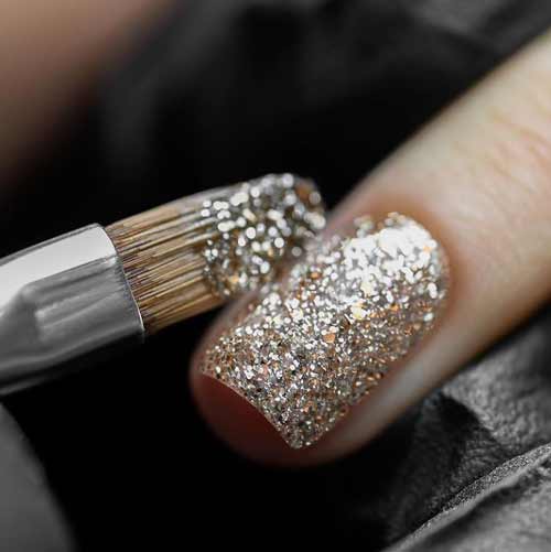 Manucure du Nouvel An avec des paillettes