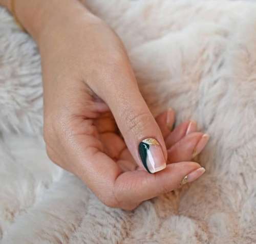 Manucure du Nouvel An sur les ongles nus