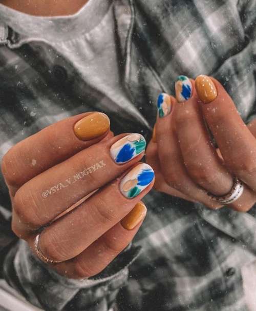 Manucure d'automne frottis sur les ongles