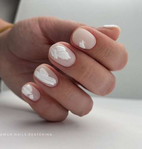 Nude caresse les ongles courts