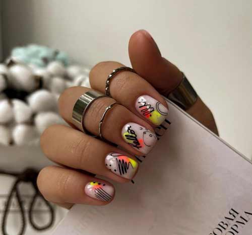 Frottis avec des inscriptions sur les ongles