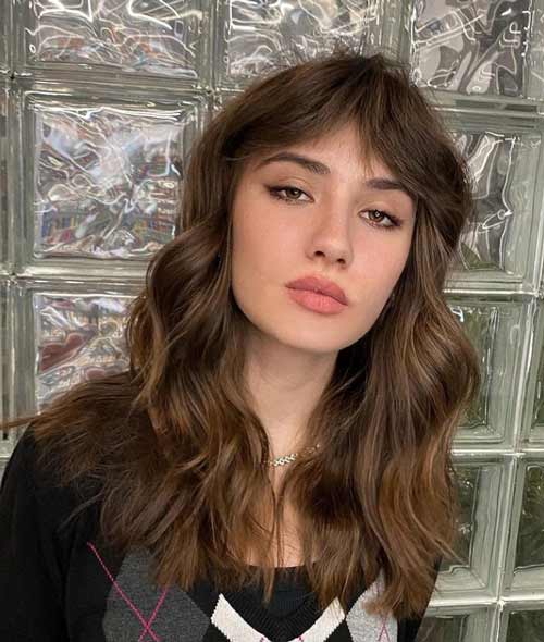 Coupe de cheveux fins bouclés