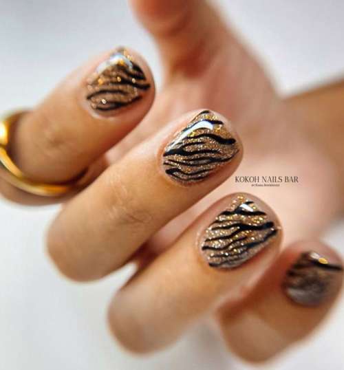 Manucure brillante pour ongles courts