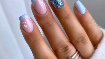 Manucure bleue du Nouvel An