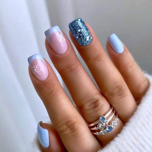 Manucure bleue du Nouvel An