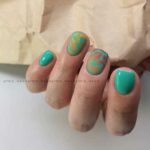 Manucure verte sur ongles très courts
