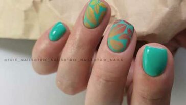 Manucure verte sur ongles très courts