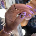 Manucure violette avec design