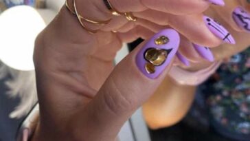 Manucure violette avec design