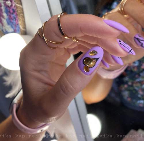 Manucure violette avec design