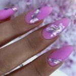 Manucure lilas avec photo design