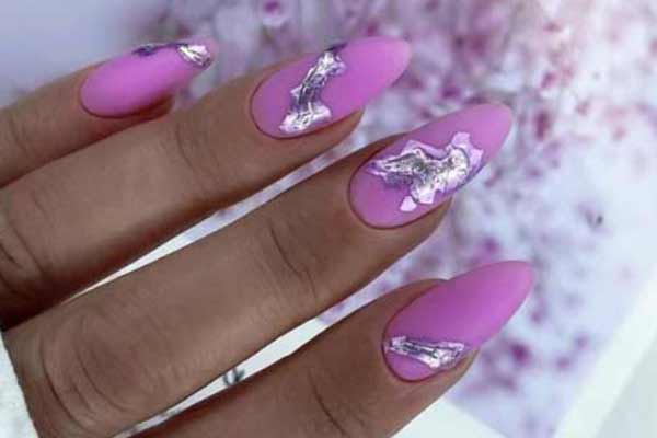 Manucure lilas avec photo design