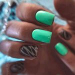 Photo du design des ongles verts à la mode: nouvelle manucure 2022