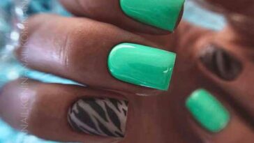 Photo du design des ongles verts à la mode: nouvelle manucure 2022