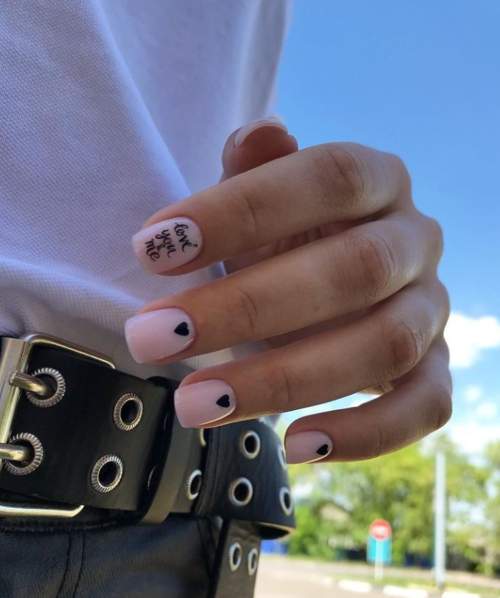 Manucure nue avec des coeurs