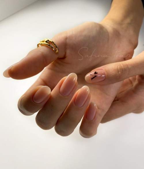 Manucure nue avec un coeur