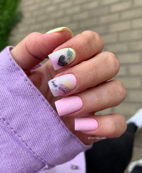 Coeur sur manucure rose pâle