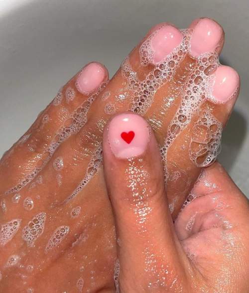Coeur rouge sur ongles nude