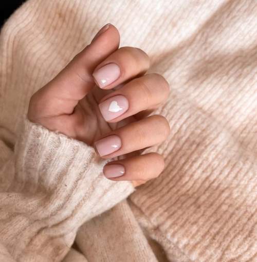 Manucure nue avec un petit coeur