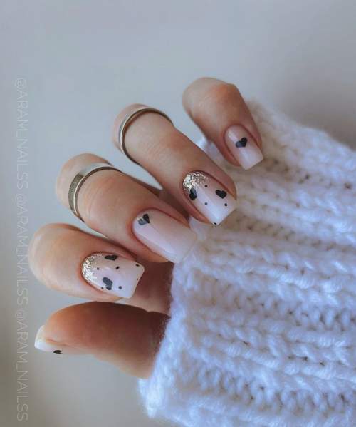 Ongles nus en pot de coeurs