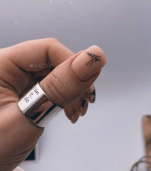 Lettrage coeurs nude manucure