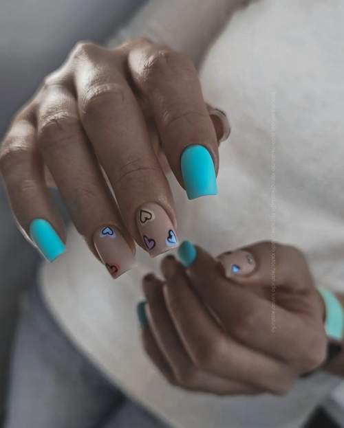 Bicolore nude et coeurs