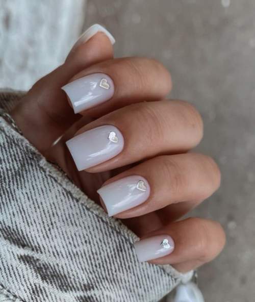 Frotter le cœur sur les ongles de lait