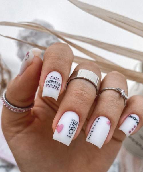 Coeur sur les ongles laiteux