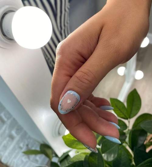 Coeur sur fond transparent de clous