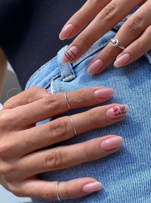 Manucure nue avec des coeurs