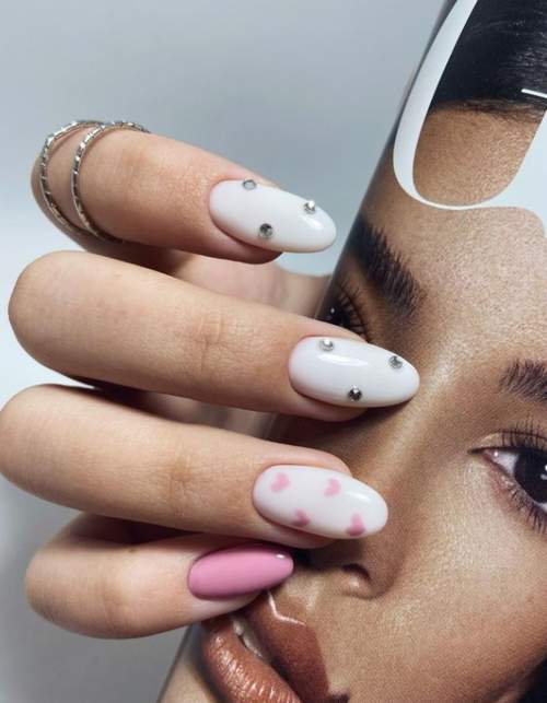 Manucure nude avec coeurs et strass