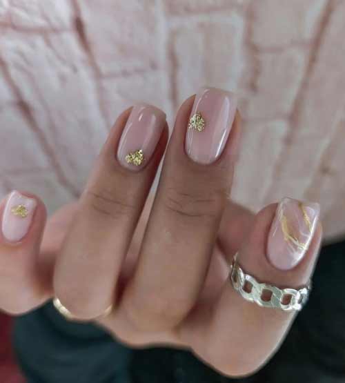 Manucure nue avec des coeurs sur les ongles: photo 2022