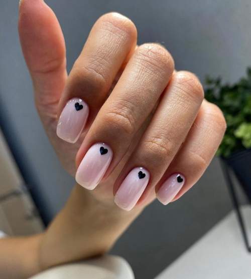 Manucure nue avec des coeurs sur les ongles: photo 2022