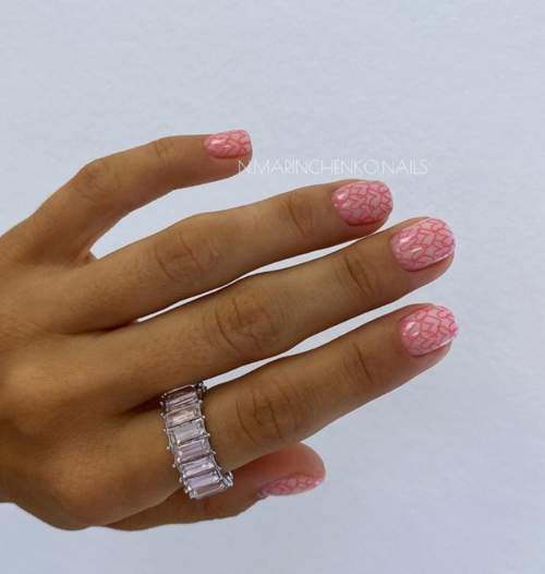 Manucure nue avec des coeurs sur les ongles: photo 2022